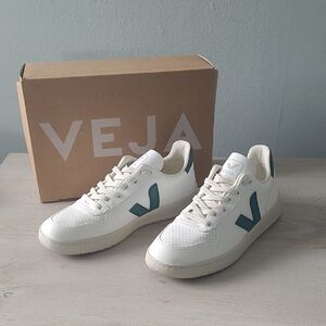 Veja Women's V10 White and Green Sneakers, Size 9